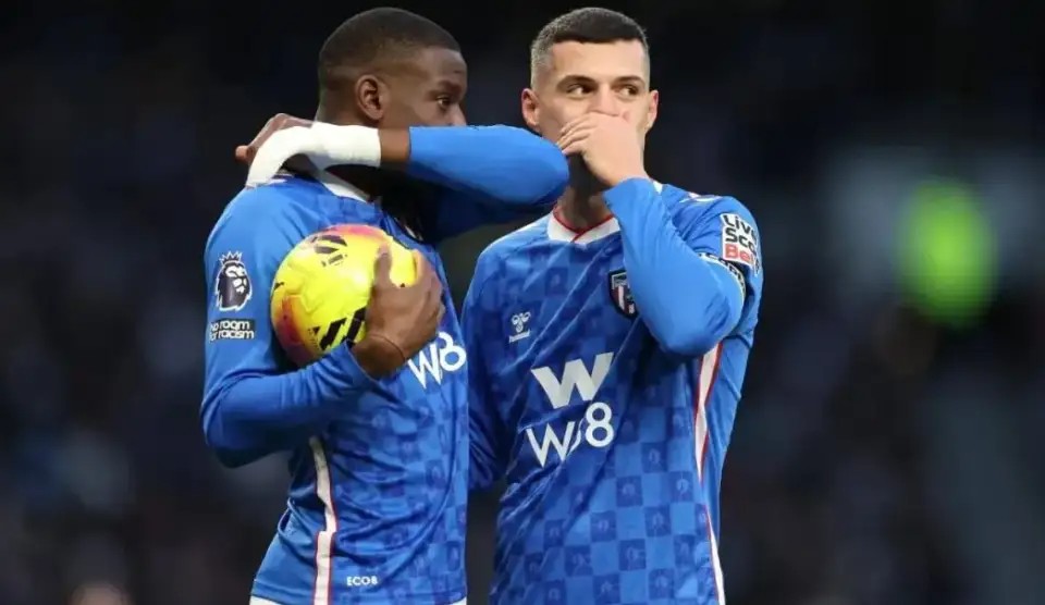 为什么这么多足球运动员说话时会捂住嘴?